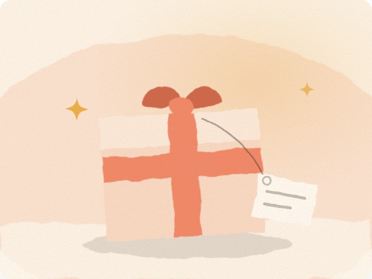 Paquet cadeau noué d'un ruban, avec son étiquette : le cadeau du bébé à l'aîné