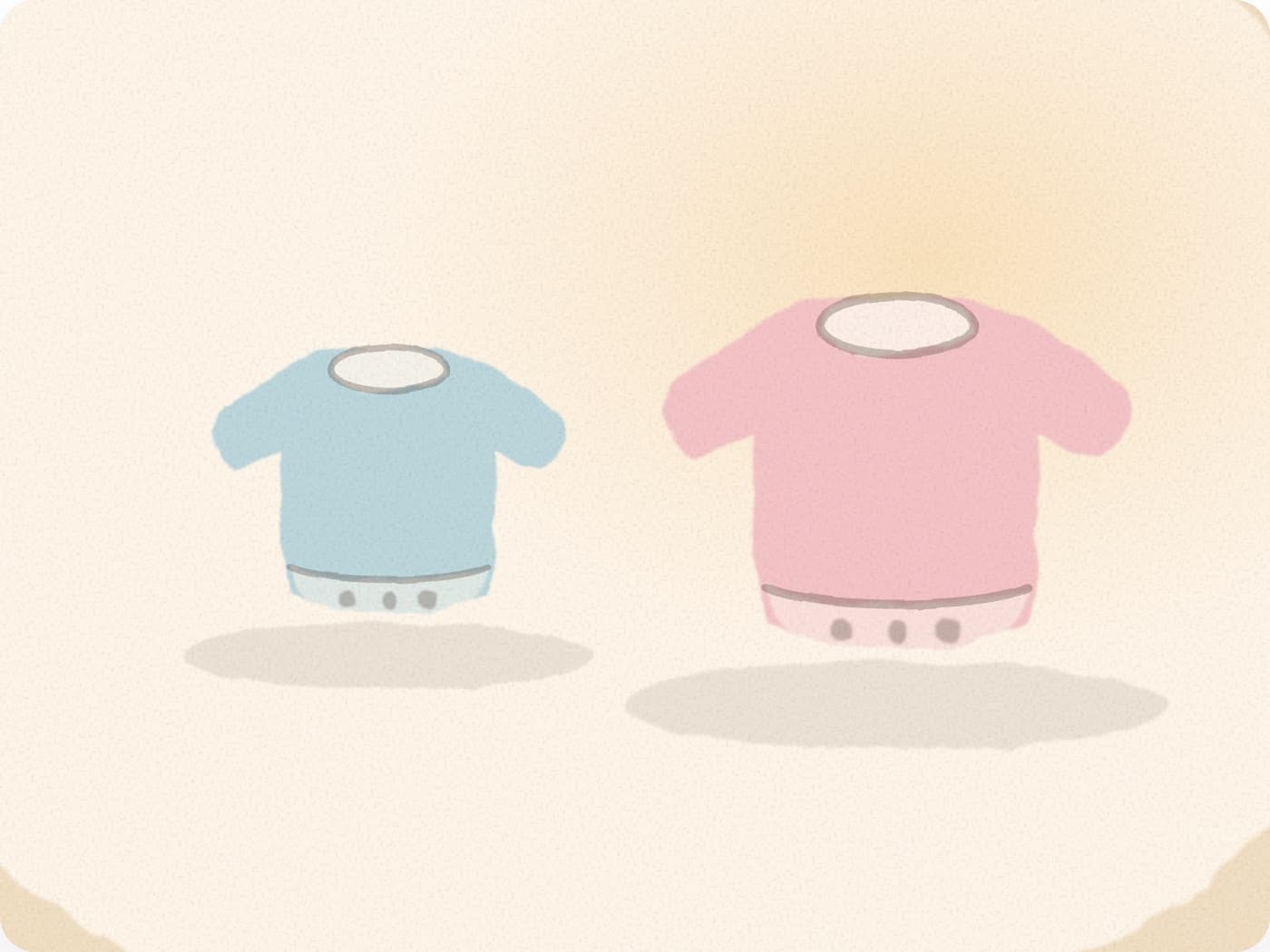 Deux bodies côte à côte, un petit bleu en taille naissance et un plus grand rose
