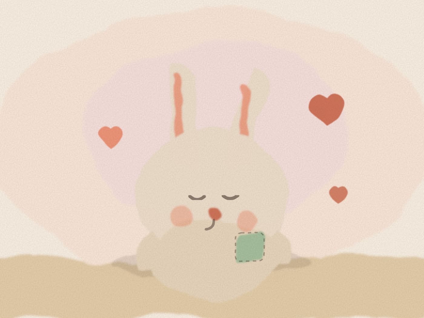 Doudou visiblement usé et câliné tenu dans la main d'un bébé, gros plan doux et lumineux