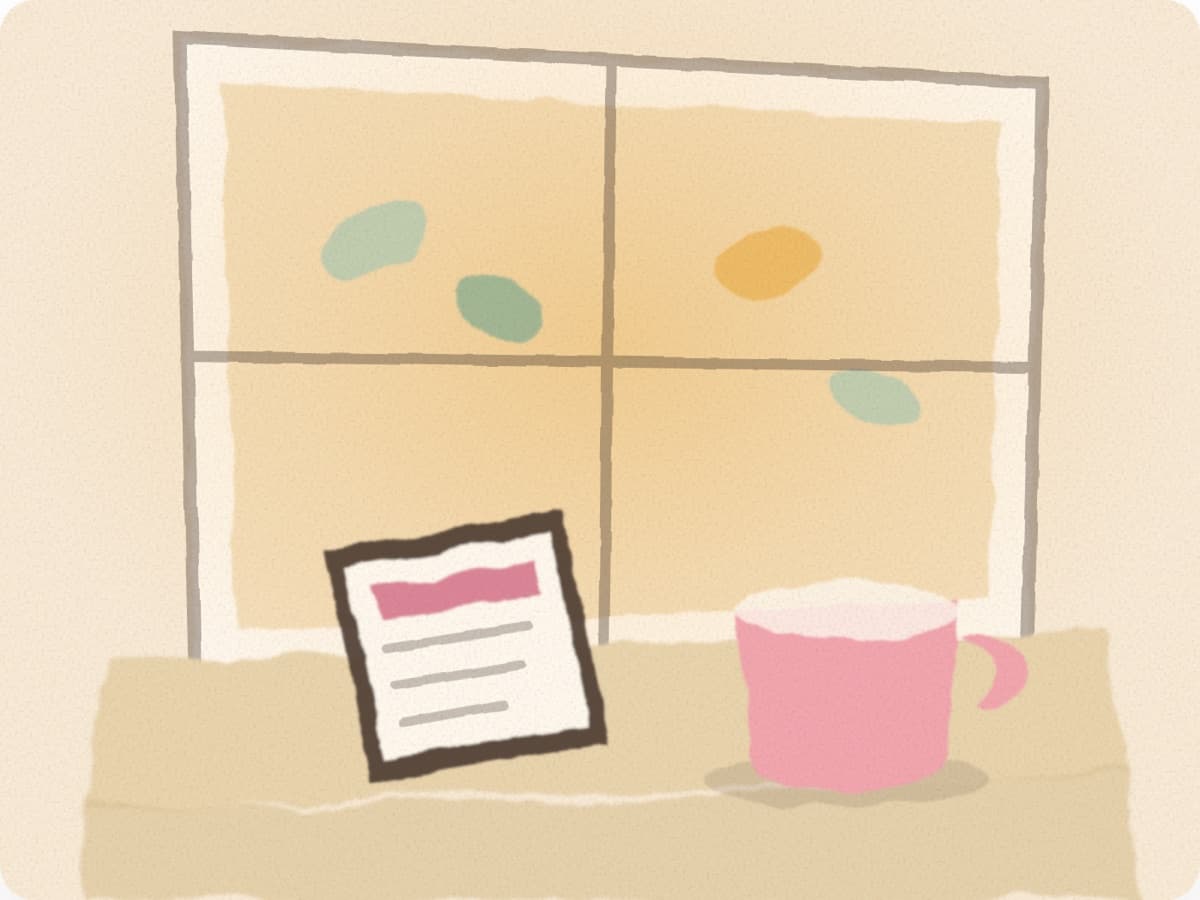 Une note et une tasse posées sur le rebord d'une fenêtre, feuilles d'automne derrière la vitre