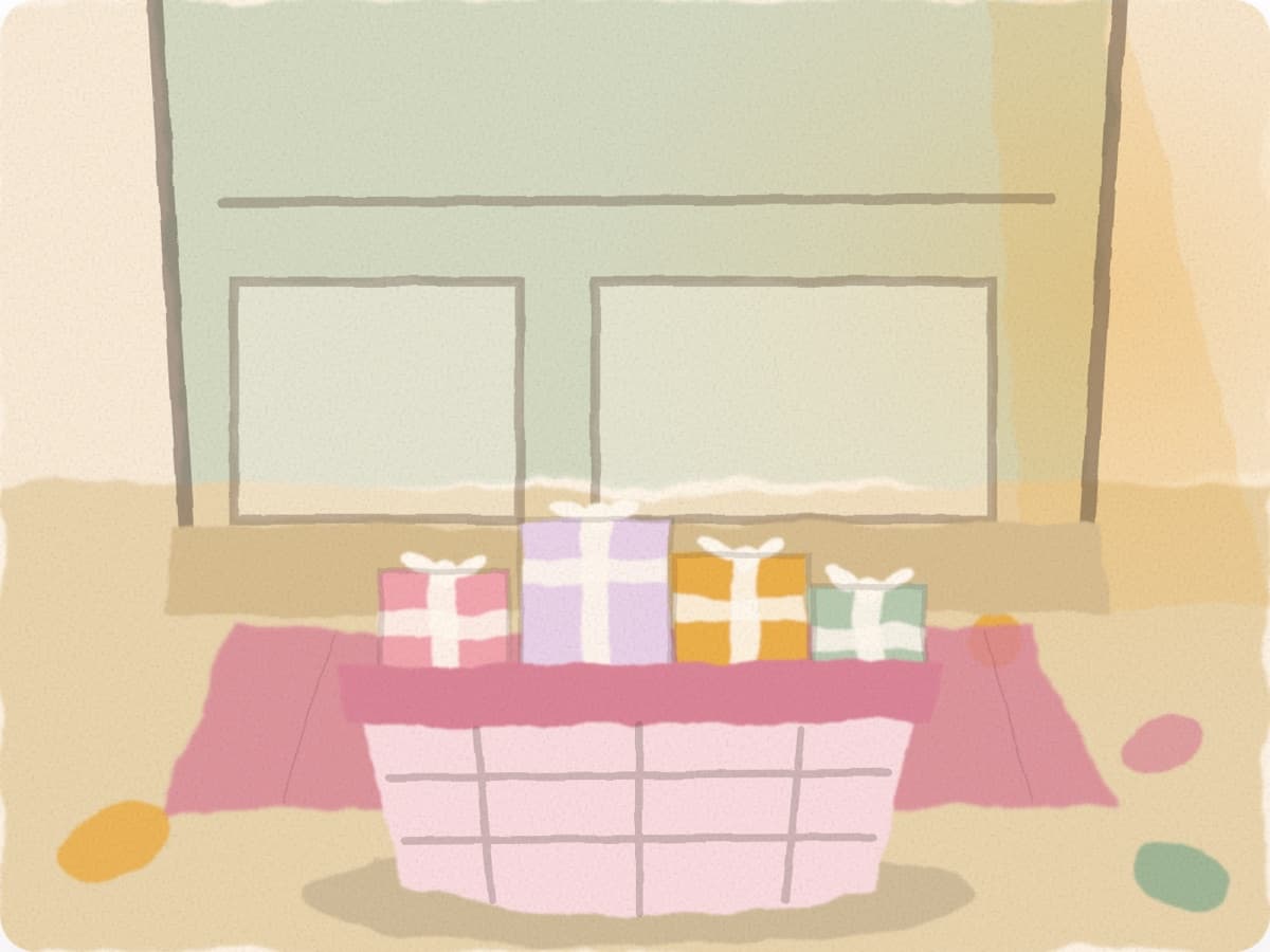 Un panier garni de quatre cadeaux emballés, devant la vitrine d'une boutique
