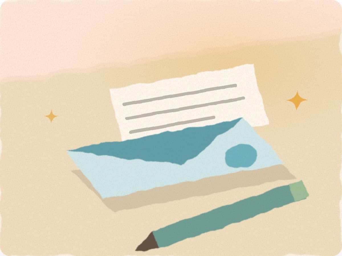 Lettre sortant d'une enveloppe timbrée, crayon posé devant : la demande écrite à l'employeur