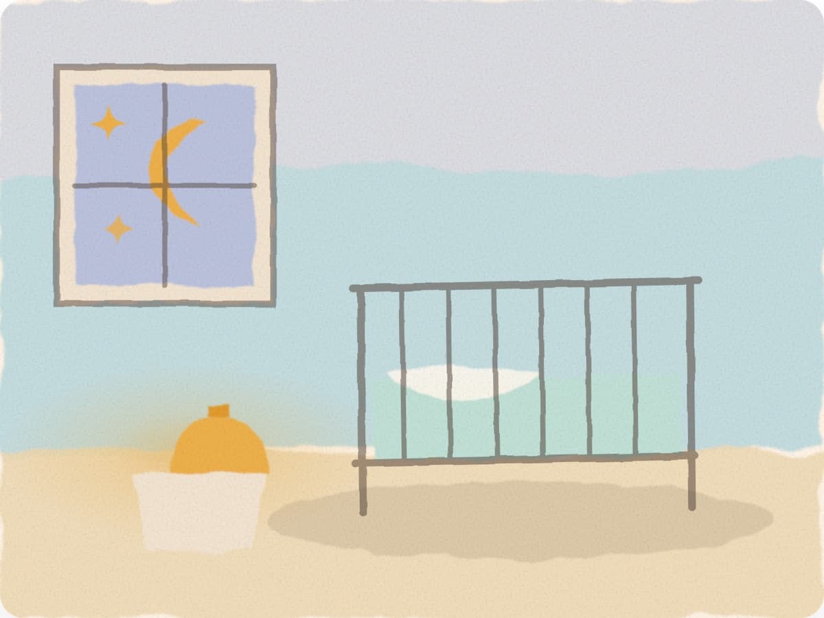 Chambre de bébé la nuit : lit à barreaux, veilleuse allumée et croissant de lune à la fenêtre